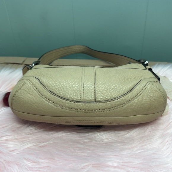 Elegant Cream Leather Coach vintage Soho Shoulder Bag - Picture 4 of 9